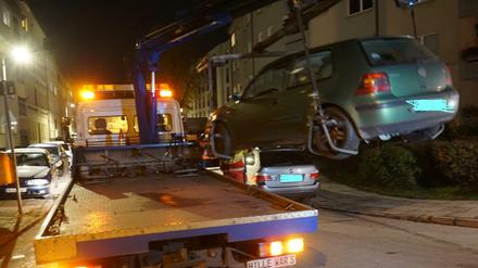 Immer wieder müssen Autos abgeschleppt werden - aber ordnet die Polizei das auch immer an?