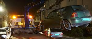Immer wieder müssen Autos abgeschleppt werden - aber ordnet die Polizei das auch immer an?