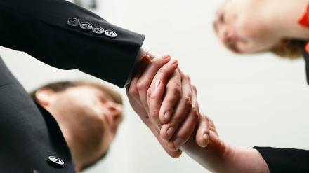 Der Handschlag: Begrüßungsformel ohne Zukunft?