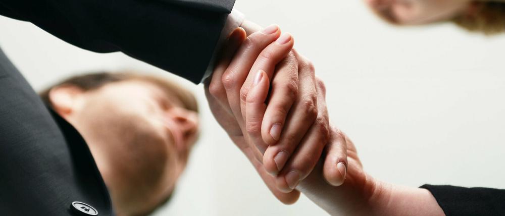 Der Handschlag: Begrüßungsformel ohne Zukunft?