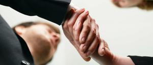 Der Handschlag: Begrüßungsformel ohne Zukunft?