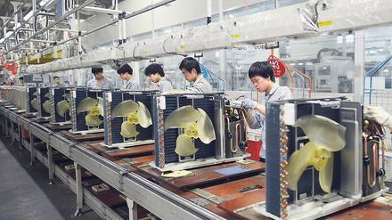 Frischer Wind. Arbeiter in Wuhan bauen Klimaanlagen der Firma Gree zusammen.