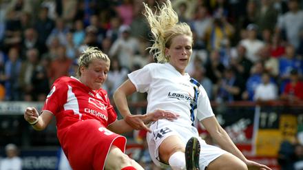 Fußballerinnen wie Anja Mittag beherrschen das Spiel mit dem Ball. Dennoch spielen sie kaum eine Rolle im Diskurs über den Umgang mit der Krise.