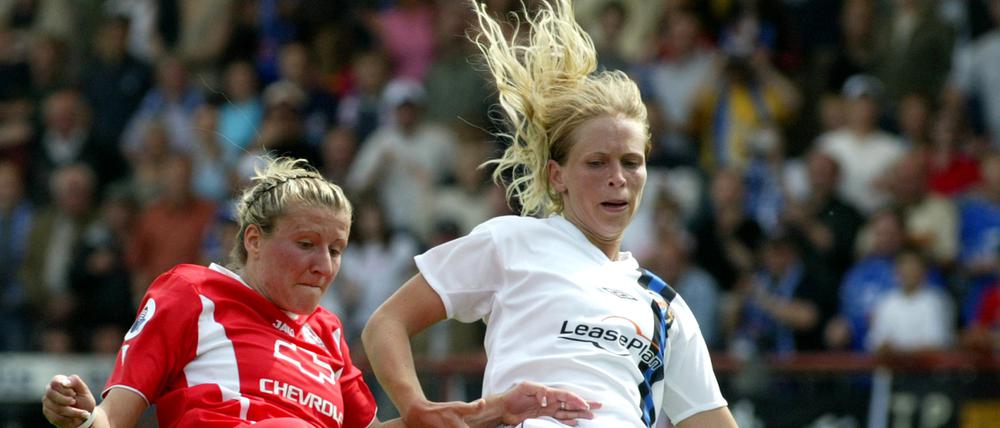 Fußballerinnen wie Anja Mittag beherrschen das Spiel mit dem Ball. Dennoch spielen sie kaum eine Rolle im Diskurs über den Umgang mit der Krise.
