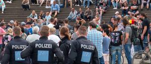 Menschen demonstrierten am Wochenende in Erfurt gegen das coronabedingte Infektionsschutzgesetz.