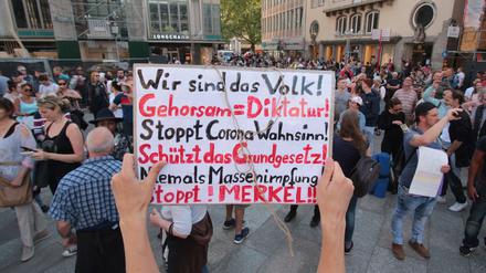 Demonstration gegen die Maßnahmen zur Eindämmung des Corona-Virus in Köln.
