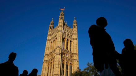 Ein Unbekannter soll zwei Frauen in London bespuckt und so mit dem Coronavirus angesteckt haben - eine von ihnen starb. 