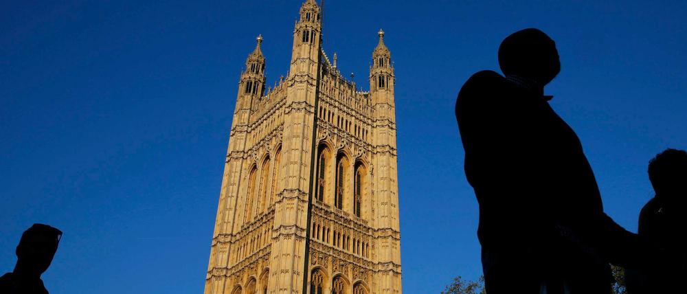 Ein Unbekannter soll zwei Frauen in London bespuckt und so mit dem Coronavirus angesteckt haben - eine von ihnen starb. 