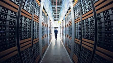 Ob es hier nach Diesel riecht? In einem Serverraum des Facebook-Datenzentrums. 