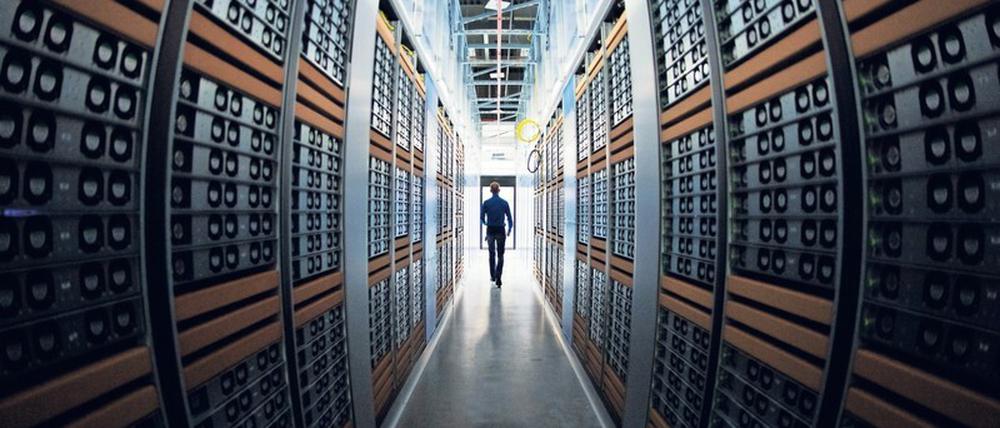 Ob es hier nach Diesel riecht? In einem Serverraum des Facebook-Datenzentrums.