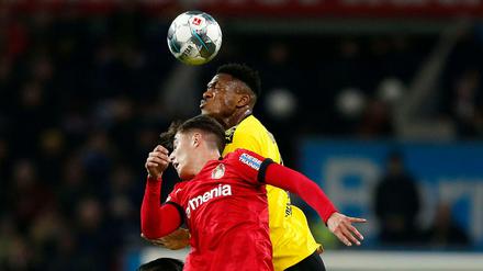Alle Augen sind auf die Bundesliga gerichtet. Hier befinden sich Leverkusens Kai Havertz (links) und Dortmunds Dan-Axel Zagadou im Zweikampf. 
