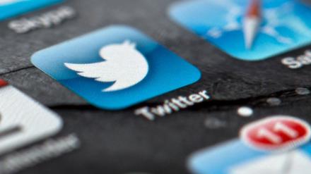Um die Verbreitung falscher Informationen über das Coronavirus einzudämmen, greift Twitter nun härter durch.