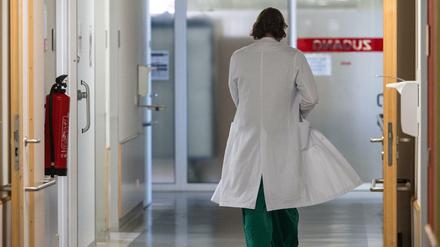 Ein Arzt in der Notaufnahme eines Krankenhauses. (Symbolbild)