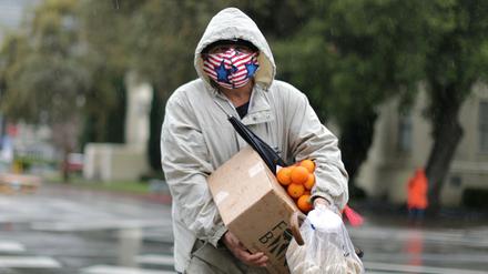 Hungerhilfe. Allein das Netzwerk „Feeding America“ betreibt mehr als 200 Food Banks – wie hier in Los Angeles – und 60.000 Tafeln. Allein seit März haben sie mehr als 80 Millionen Mahlzeiten ausgegeben. 