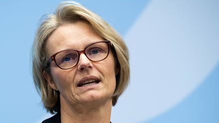 Anja Karliczek (CDU), Bundesministerin für Bildung und Forschung: "Sobald ein Impfstoff gefunden und zugelassen ist, muss die Produktion hierzulande ebenso wie weltweit rasch und in großem Umfang starten können."