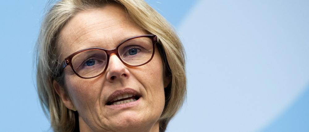Anja Karliczek (CDU), Bundesministerin für Bildung und Forschung: "Sobald ein Impfstoff gefunden und zugelassen ist, muss die Produktion hierzulande ebenso wie weltweit rasch und in großem Umfang starten können."