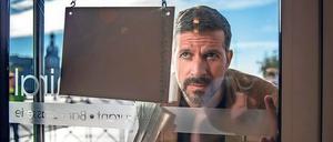Es gibt unliebsamere Arbeitsorte.  Das Stammcafé von Kommissar Dupin (Pasquale Aleardi) hat geschlossen.