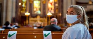 Distanz wahren. Im Dom am Lustgarten wurede am Sonntag der erste Gottesdienst nach Lockerung der Corona-Beschränkungen gefeiert.