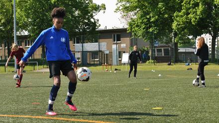 Ohne Kontakt und Spielformen. U-17-Nationalspielerin Mona Sarr (vorne) bei der Mustertrainingseinheit.