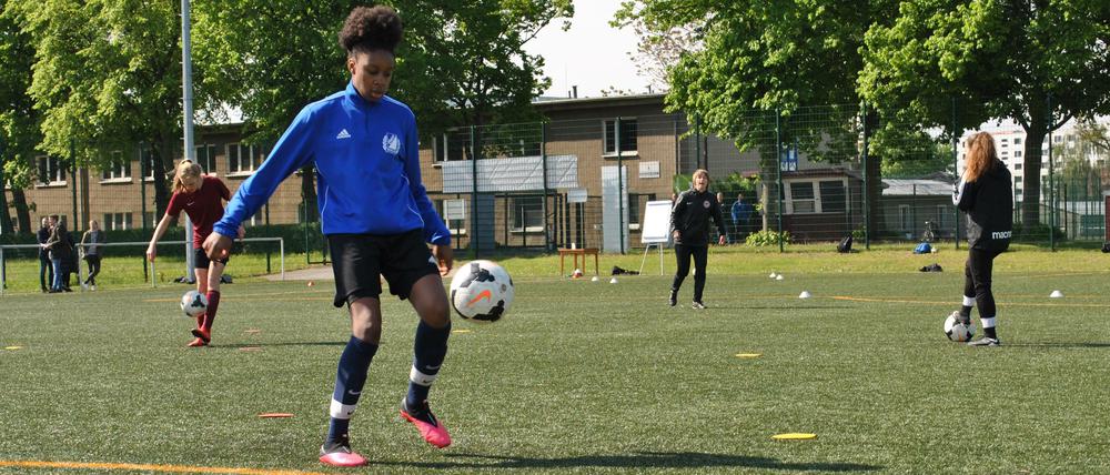 Ohne Kontakt und Spielformen. U-17-Nationalspielerin Mona Sarr (vorne) bei der Mustertrainingseinheit.