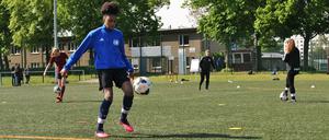 Ohne Kontakt und Spielformen. U-17-Nationalspielerin Mona Sarr (vorne) bei der Mustertrainingseinheit.