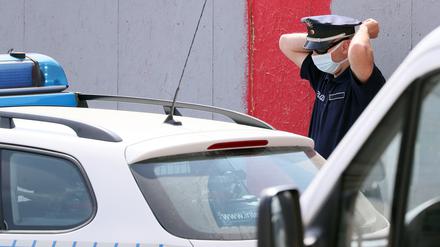 Die beiden Polizisten wurden schwer verletzt und werden derzeit im Krankenhaus behandelt.