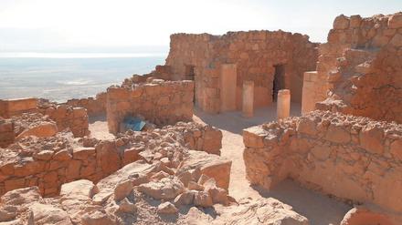 Blick auf die ausgegrabenen Ruinen der Felsenfestung Masada.