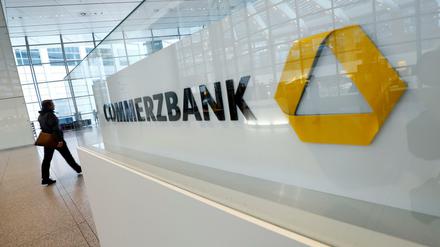 Die Coronakrise trifft die Commerzbank hart.
