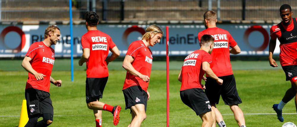 Immer schön im Kreis. Bundesligaprofis verlassen selten die vorgegebenen Markierungen.
