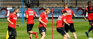 Immer schön im Kreis. Bundesligaprofis verlassen selten die vorgegebenen Markierungen.