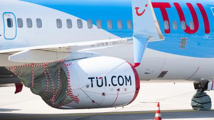 Ein Flugzeug von Tui parkt am Flughafen Hannover.