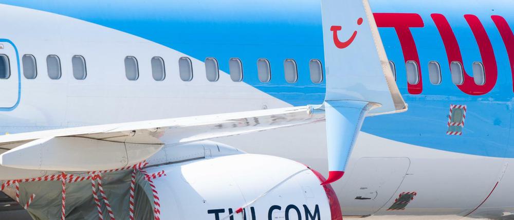 Ein Flugzeug von Tui parkt am Flughafen Hannover.