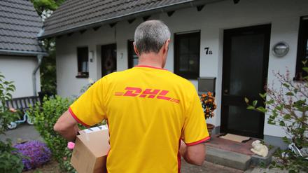Die Paketzusteller haben in der Coronakrise viel zu tun - es wird geliefert wie zur Weihnachtszeit.