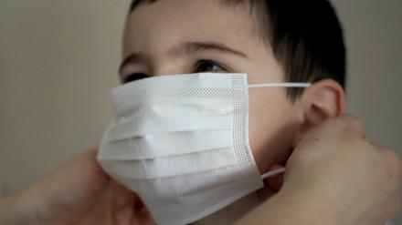 Kinder, die sich mit dem Virus infizierten, hatten bislang eher milde Verläufe.