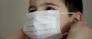 Kinder, die sich mit dem Virus infizierten, hatten bislang eher milde Verläufe.