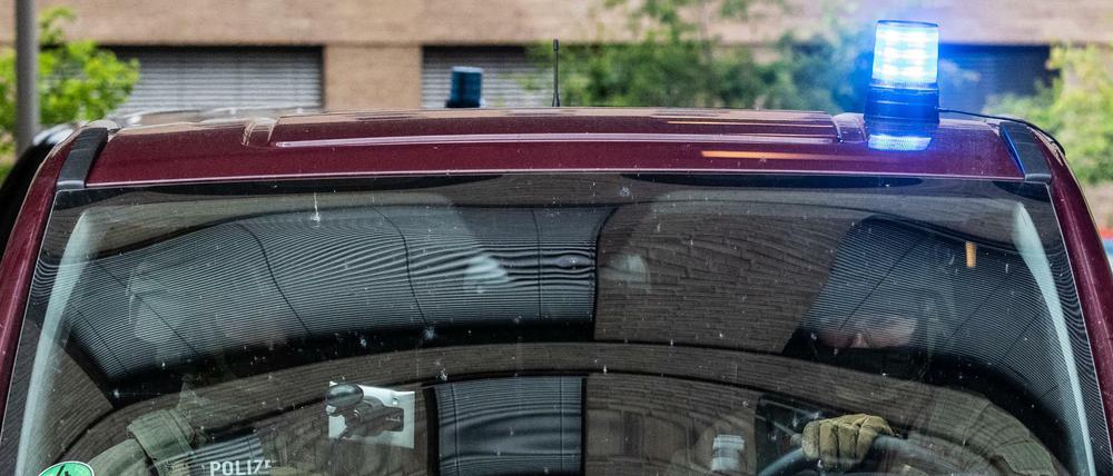 Polizisten bringen den Elitesoldaten ins Amtsgericht Dresden.