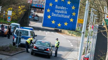 Beamte der Bundespolizei kontrollieren ein französisches Fahrzeug, dass ins Saarland fahren will.