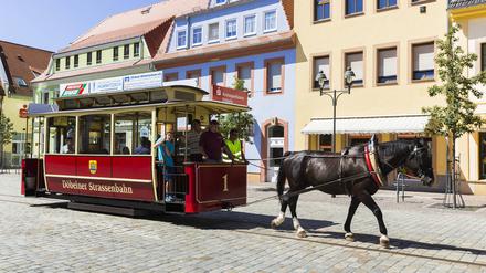 Unterwegs mit 1 PS. Nicht zu touristischen Zwecken wie hier im sächsischen Döbeln. sondern aus wirtschaftlichen Gründen verkehrte einst eine Pferdebahn in Buchholz.