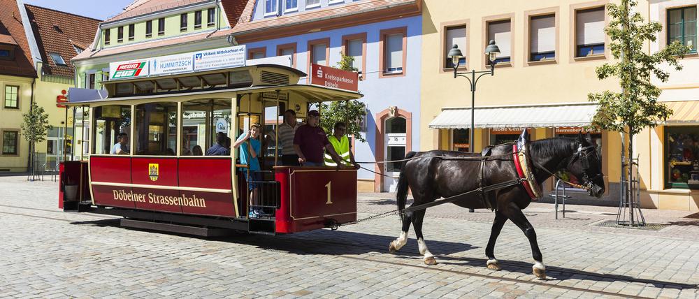 Unterwegs mit 1 PS. Nicht zu touristischen Zwecken wie hier im sächsischen Döbeln. sondern aus wirtschaftlichen Gründen verkehrte einst eine Pferdebahn in Buchholz.