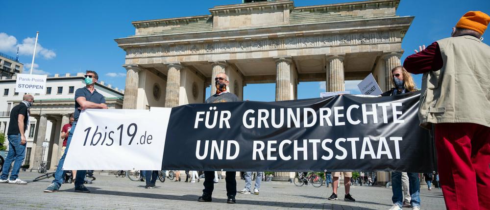 Demonstranten der Initiative „1bis19“ in Berlin fordern klare und sinnvolle Maßnahmen im Vorgehen gegen die Pandemie.