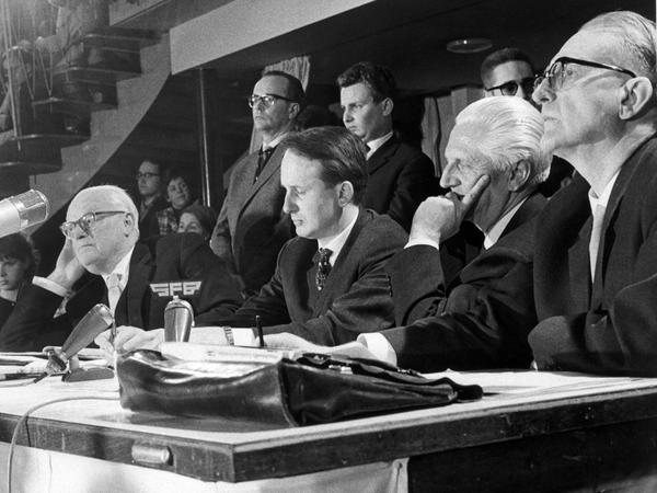 Eine Diskussion in über "Der Stellvertreter" in Berlin, von links nach rechts: Rolf Hochhuth, Theaterregisseur Erwin Piscator und Gotthard Kutzner.