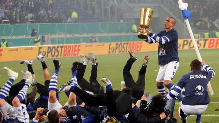 Die Hand am Pott - allerdings nur einem aus Plastik. Bruno Soares feiert mit seinen Duisburger Teamkollegen den Sieg über Energie Cottbus und den Einzug ins DFB-Pokalfinale.  