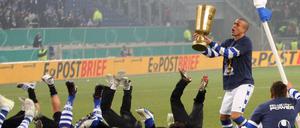 Die Hand am Pott - allerdings nur einem aus Plastik. Bruno Soares feiert mit seinen Duisburger Teamkollegen den Sieg über Energie Cottbus und den Einzug ins DFB-Pokalfinale.  