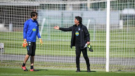 Bruno Labbadia (r.) setzt wieder auf Rune Jarstein im Hertha-Tor.