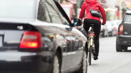 Nicht überall gibt es Radwege, aber dann zumindest der Abstand von den Autofahrern eingehalten werden.