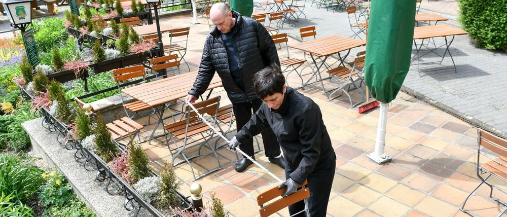 Restaurantbetreiber messen in einem Restaurant im Nikolaiviertel den Mindestabstand, um die geltenden Hygienemaßnahmen einzuhalten.