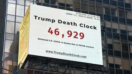 Kunst, die weh tut. Eugene Jareckis "Trump Death Clock" am New Yorker Times Square.