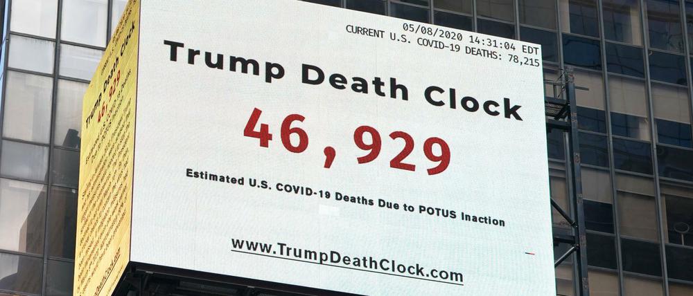 Kunst, die weh tut. Eugene Jareckis "Trump Death Clock" am New Yorker Times Square. 