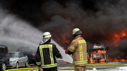 Flammen sind auf einem Gewerbegrundstück an der Flohrstraße im Stadtteil Tegel zu sehen.