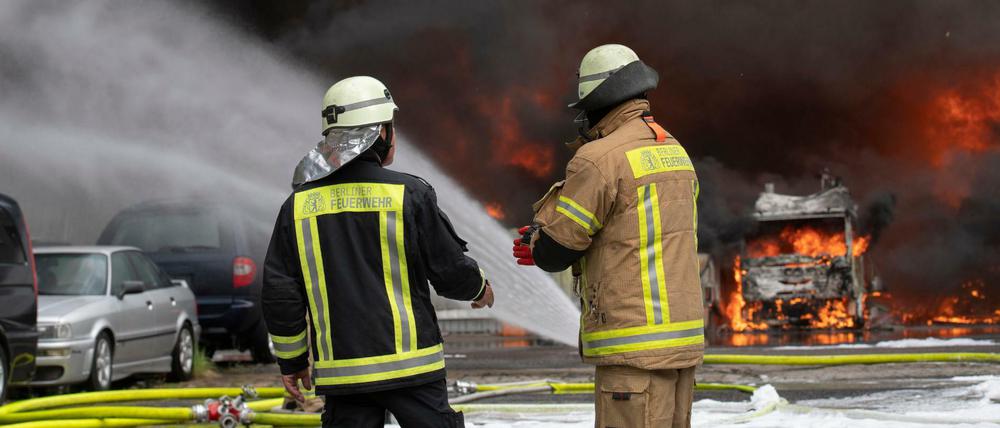 Flammen sind auf einem Gewerbegrundstück an der Flohrstraße im Stadtteil Tegel zu sehen.